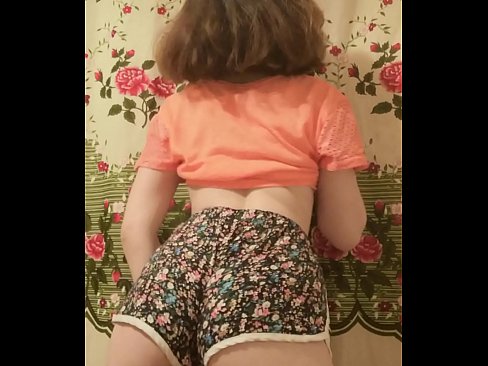 ❤️ Тачаангуй залуу бяцхан хүүхэн камер дээр шорт тайлж байна Порно видео манайд ❌️❤