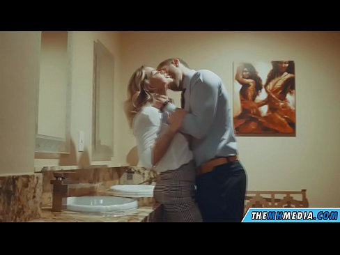 ❤️ Том биетэй шаргал үст таныг нийтийн бие засах газар уруу татах үед Порно видео манайд ❌️❤
